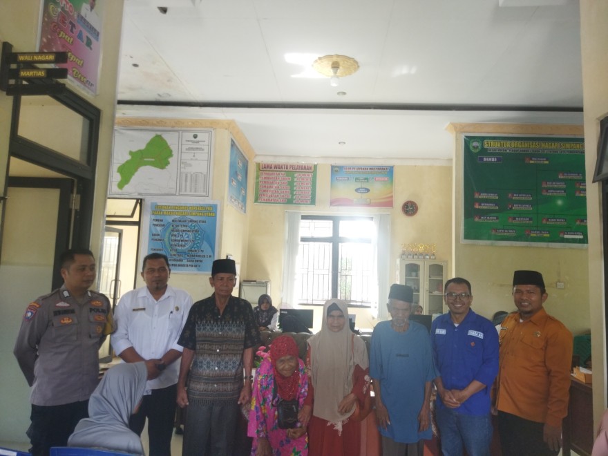 Pemerintahan Nagari Simpang Utara salurkan bantuan BLT Dana Desa kepada 36 orang kelompok penerima manfaat, Wujud nyata kepedulian terhadap Masyarakat